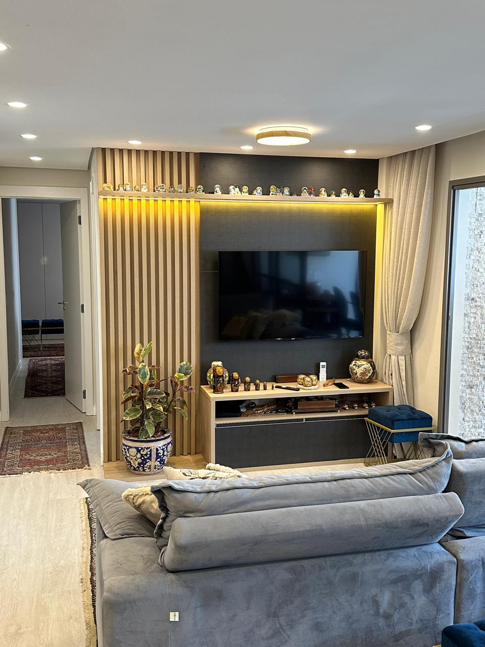 Sala com painel planejado